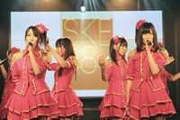 「ラムネの飲み方」を歌唱する佐藤聖羅、後藤理沙子（写真左から）。