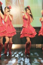 「ラムネの飲み方」を歌唱する高柳明音、小木曽汐莉（写真左から）。