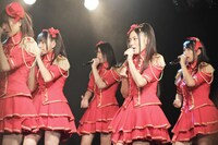 「ラムネの飲み方」を歌唱する秦佐和子、若林倫香、後藤理沙子、古川愛李、赤枝里々奈（写真左から）。