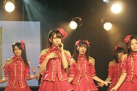 「ラムネの飲み方」を歌唱する小木曽汐莉、秦佐和子、若林倫香、古川愛李（写真左から）。