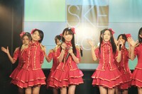 「ラムネの飲み方」を歌唱する矢方美紀、松本梨奈、石田安奈（写真左から）。