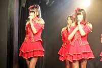 「ラムネの飲み方」を歌唱する阿比留李帆、後藤理沙子（写真左から）。