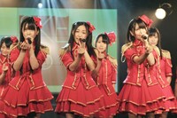 「ラムネの飲み方」を歌唱する松本梨奈、石田安奈、秦佐和子（写真左から）。