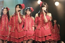 「ラムネの飲み方」を歌唱する石田安奈、高柳明音、秦佐和子、向田茉夏（写真左から）。