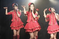 「ラムネの飲み方」を歌唱する阿比留李帆、古川愛李、矢方美紀（写真左から）。