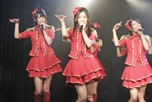 「ラムネの飲み方」を歌唱する阿比留李帆、古川愛李、矢方美紀（写真左から）。