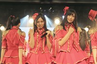 「ラムネの飲み方」を歌唱する古川愛李、向田茉夏（写真左から）。