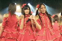 「ラムネの飲み方」を歌唱する後藤理沙子、山田澪花（写真左から）。