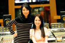 レコーディングスタジオで制作作業を共に行った松田聖子（写真右）と竹内まりや（左）。