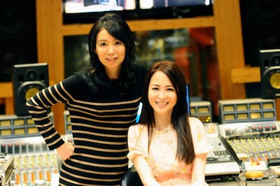 レコーディングスタジオで制作作業を共に行った松田聖子（写真右）と竹内まりや（左）。