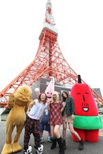 東京タワーの麓でノッポン兄、ビリケンさん、テレビ父さんと記念撮影を行ったYA-KYIM。