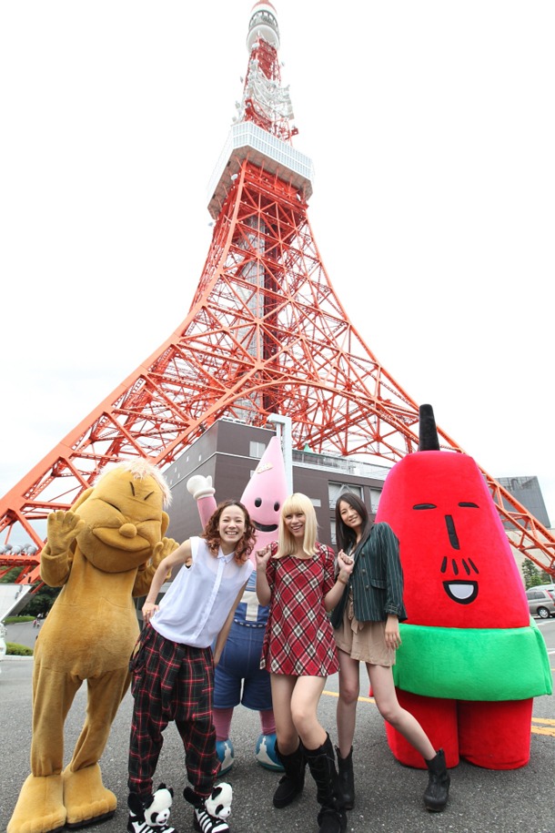 東京タワーの麓でノッポン兄、ビリケンさん、テレビ父さんと記念撮影を行ったYA-KYIM。