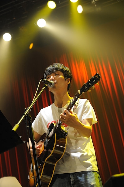 アンコールではTシャツに着替えて登場した星野源。MCでは観客とコミュニケーションしながら、しっかりと物販紹介を行っていた。