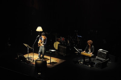 バンドメンバーを追い出し、高田漣と“しっぽり”したセッションを繰り広げる星野源。