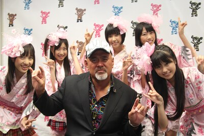 武藤敬司とともに「プロレスLOVE」ポーズを決めるももいろクローバーZ。