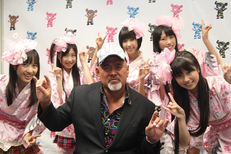 武藤敬司とともに「プロレスLOVE」ポーズを決めるももいろクローバーZ。