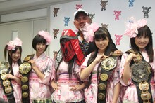 チャンピオンベルトの重みを肌で感じるももいろクローバーZ。写真中央はグレート・ムタの赤い頭巾をかぶった高城れに。