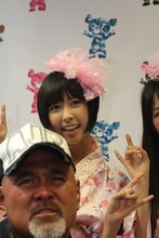 玉井詩織（写真奥）と武藤敬司（手前）。
