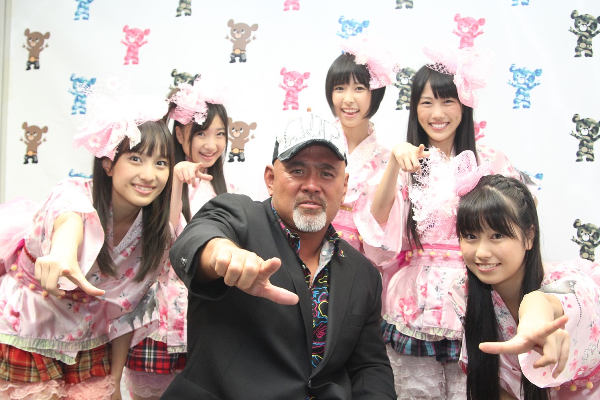 ももクロとともに「ゼェーット!!」ポーズを決める武藤敬司。