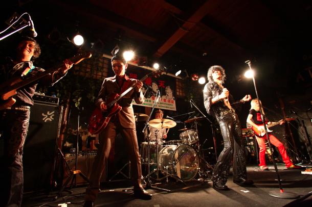 写真は昨年10月に京都・磔磔で開催された「怒髪天 presents『響都ノ宴』」での騒音寺。右が岡裕治。