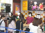 握手会でファンと交流する流田Project。