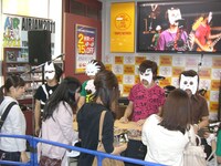 握手会でファンと交流する流田Project。