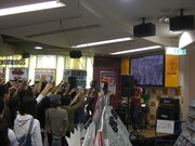 写真はインストアライブの模様。