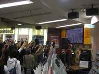 写真はインストアライブの模様。