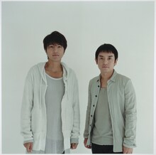 写真左が北川悠仁。右は先月結婚を発表した岩沢厚治。