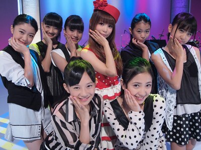 中川翔子とFairiesは、1990年のCoCoのヒット曲「はんぶん不思議」をパフォーマンスする。