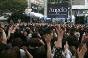 Angeloの熱演に盛り上がる観客たち。