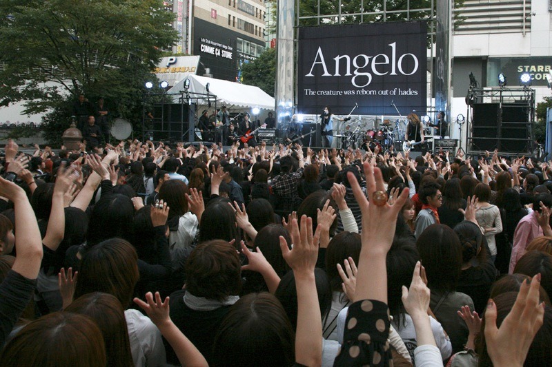 Angeloの熱演に盛り上がる観客たち。