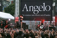 新宿アルタ前でシークレットライブを行うAngelo。