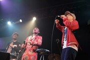 「恋は紅いバラ」と「今夜はブギー・バック(smooth rap)」でコラボレーションを果たした竹中直人(写真中央)、Bose(写真右)、AFRA(写真左)。