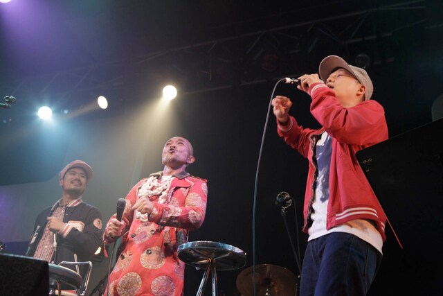 「恋は紅いバラ」と「今夜はブギー・バック（smooth rap）」でコラボレーションを果たした竹中直人（写真中央）、Bose（写真右）、AFRA（写真左）。