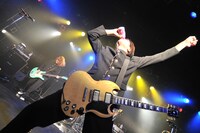 学生服姿でファンタの一気飲みをするハヤシ（POLYSICS）。