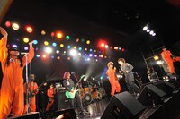 アンコールで「Let's ダバダバ」を披露する氣志團とPOLYSICS。写真左のどこかで見たことがあるスタイルの人物は白鳥雪之丞（氣志團）。