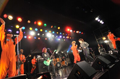 アンコールで「Let's ダバダバ」を披露する氣志團とPOLYSICS。写真左のどこかで見たことがあるスタイルの人物は白鳥雪之丞（氣志團）。