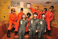 終演後に記念撮影を行う氣志團とPOLYSICS。