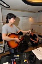 レコーディングに臨む福山雅治（写真手前）と石橋凌（写真奥）。