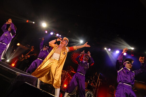 「俺たちには土曜日しかない」を微熱DANJI、早乙女光とともに歌う綾小路翔（氣志團）。