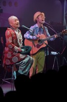 「サヨナラCOLOR」を歌う竹中直人（写真左）とハナレグミ（写真右）。