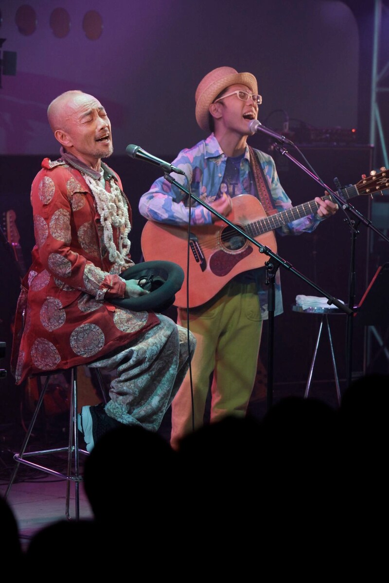 「サヨナラCOLOR」を歌う竹中直人(写真左)とハナレグミ(写真右)。