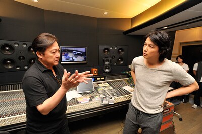 レコーディングに向けて話し合う石橋凌（写真左）と福山雅治（写真右）。