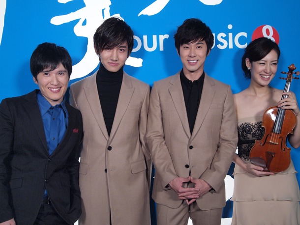 収録時の東方神起、清塚信也、松本蘭。