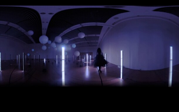 「ノルニル」ビデオクリップ(ブラックタイプ)のワンシーン。