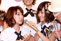 「去年も同じ日に親知らずが痛くなったんです！」と説明する大島（写真左）とマイクを支えてあげる前田（写真右）。