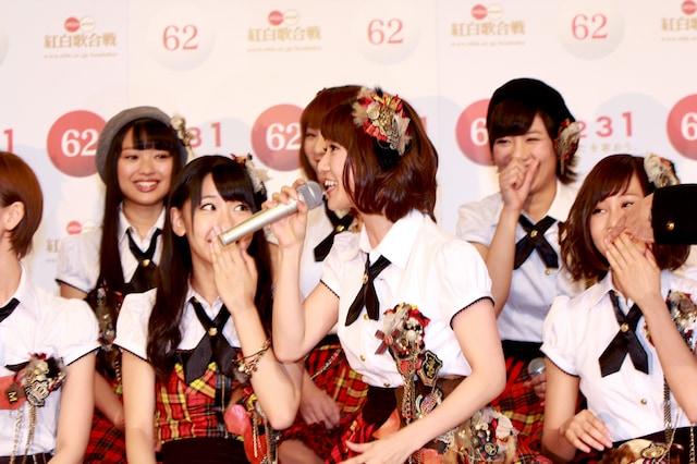 質疑応答の司会進行を務めたNHKの石原プロデューサーに話しづらそうなことを指摘され、「実は今日親知らずを抜いてきて」と説明する大島優子（写真中央）。