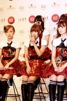 写真左より板野友美、高橋みなみ、小嶋陽菜。