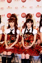 写真左より小嶋陽菜、渡辺麻友。